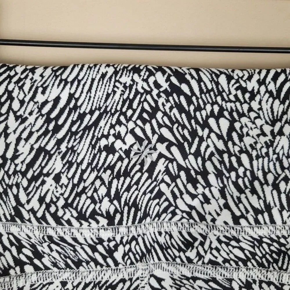 Athleta Size XS Ultimate Stash Textured 7/8 Tight Leggings Tailwind Black White - Picture 9 of 12